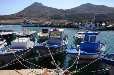 Il PORTO DI FAVIGNANA in Sicilia visioni panoramiche o particolari. Fotografie di Giulio Azzarello &copy;2014.