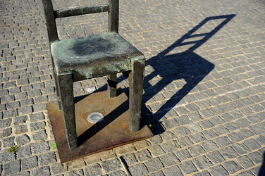 LA SEDIA DELLA MEMORIA nel quartiere ebraico di Cracovia. Fotografie di Giulio Azzarello &copy;2016.