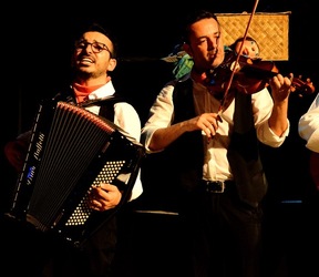 SERENATA fotografie di Giulio Azzarello ©2020. SERENATA fotografie di Giulio Azzarello ©2020.