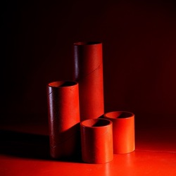 CARTONI ROSSI. Fotografie di Giulio Azzarello &copy;2023.