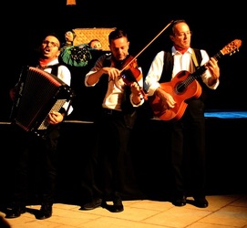 SERENATA fotografie di Giulio Azzarello ©2020. SERENATA fotografie di Giulio Azzarello ©2020.