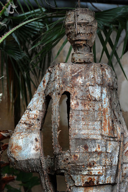 ANGELO DENARO pittore artista siciliano con la sua scultura di ferro. Fotografie di Giulio Azzarello &copy;2014.