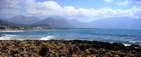 PAESAGGIO SICILIANO di MARE. Fotografia di Giulio Azzarello &copy;2018.