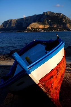 BARCHE. Fotografie di Giulio Azzarello ©2022. BARCHE. Fotografie di Giulio Azzarello ©2022.