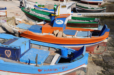 Il PORTO DI FAVIGNANA in Sicilia visioni panoramiche o particolari. Fotografie di Giulio Azzarello &copy;2014.