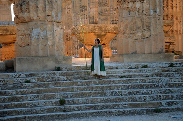 PAOLA PACE attrice italiana di origini siciliane Palermo ritratti a Sellinunte. Fotografie di Giulio Azzarello ©2014.