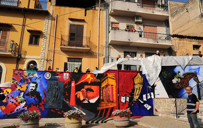 IL MURO DELL ANTIMAFIA e della legalit&agrave; a Partinico in Sicilia. Fotografie di Giulio Azzarello &copy;2014.