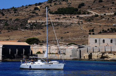 Il PORTO DI FAVIGNANA in Sicilia visioni panoramiche o particolari. Fotografie di Giulio Azzarello &copy;2014.