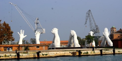 LE MANI DI LORENZO QUENN Biennale di Venezia. Fotografie di Giulio Azzarello &copy;2020.