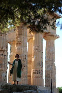 PAOLA PACE attrice italiana di origini siciliane Palermo ritratti a Sellinunte. Fotografie di Giulio Azzarello ©2014.