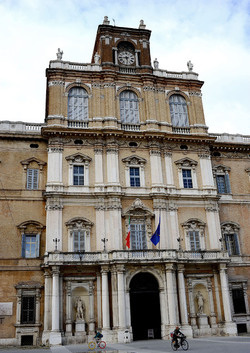 MODENA centro storico. Fotografie di Giulio Azzarello ©2016. MODENA centro storico. Fotografie di Giulio Azzarello ©2016.
