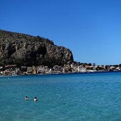 MONDELLO. Fotografie di Giulio Azzarello ©2024.