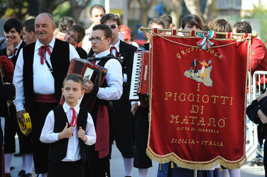 GRUPPO FOLK SICILIANO a Marsala. Fotografie di Giulio Azzarello &copy;2014.