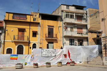 IL MURO DELL ANTIMAFIA e della legalit&agrave; a Partinico in Sicilia. Fotografie di Giulio Azzarello &copy;2014.