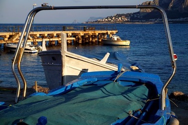 BARCHE. Fotografie di Giulio Azzarello ©2022. BARCHE. Fotografie di Giulio Azzarello ©2022.