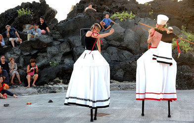 TRAMPOLIERI A LINOSA in Sicilia tutti i momenti dello spettacolo. Fotografie di Giulio Azzarello &copy;2014.