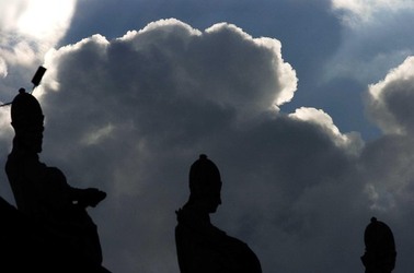 LE SCULTURE DI SAN PIETRO sopra il colonnato a Roma. Fotografie di Giulio Azzarello &copy;2014.