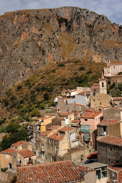 ISNELLO in Sicilia comune e paese del territorio delle madonie. Fotografie di Giulio Azzarello &copy;2014.