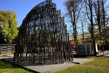 VENEZIA installazione lignea Giardini della Biennale di Arch. Cont. Fotografie di Giulio Azzarello &copy;2022.
