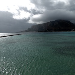 MONDELLO. Fotografie di Giulio Azzarello ©2024. MONDELLO. Fotografie di Giulio Azzarello ©2024.