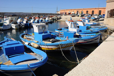 Il PORTO DI FAVIGNANA in Sicilia visioni panoramiche o particolari. Fotografie di Giulio Azzarello &copy;2014.