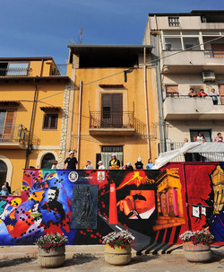 IL MURO DELL ANTIMAFIA e della legalit&agrave; a Partinico in Sicilia. Fotografie di Giulio Azzarello &copy;2014.