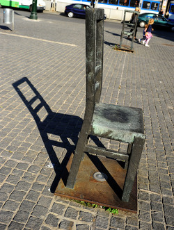 LA SEDIA DELLA MEMORIA nel quartiere ebraico di Cracovia. Fotografie di Giulio Azzarello &copy;2016.