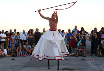 TRAMPOLIERI A LINOSA in Sicilia tutti i momenti dello spettacolo. Fotografie di Giulio Azzarello &copy;2014.