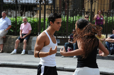 DANZE URBANE contemporanee per le vie di Palermo. Fotografie di Giulio Azzarello &copy;2014.