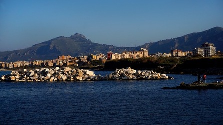 BARCHE. Fotografie di Giulio Azzarello ©2022. BARCHE. Fotografie di Giulio Azzarello ©2022.