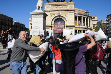LOTTA DI CUSCINI flash mob fotografie di Giulio Azzarello ©2014. LOTTA DI CUSCINI flash mob fotografie di Giulio Azzarello ©2014.