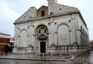 TEMPIO MALATESTIANO e SPIAGGIA di Rimini. Fotografie di Giulio Azzarello &copy;2016.