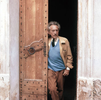 Jean Cocteau e i dipinti della Chapelle de Saint Pierre des Pêcheurs. Villefranche 1957 Jean Cocteau e i dipinti della Chapelle de Saint Pierre des Pêcheurs. Villefranche 1957