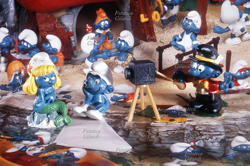 COLLEZIONISMO Puffo pensoso, puffa sirena e puffo fotografo. Pupazzetti della serie dei Puffi inventata e disegnata da Peyo. Francia 1980 circa