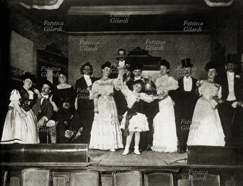 TEATRO Compagnia amatoriale si esibisce in un teatro del quartiere ebraico di Berlino, 1900 circa