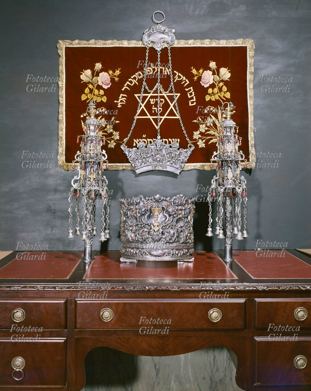 EBRAISMO paramenti o oggetti sacri in argento pronti per la liturgia, conservati nella sinagoga. Fotografia, XX secolo.