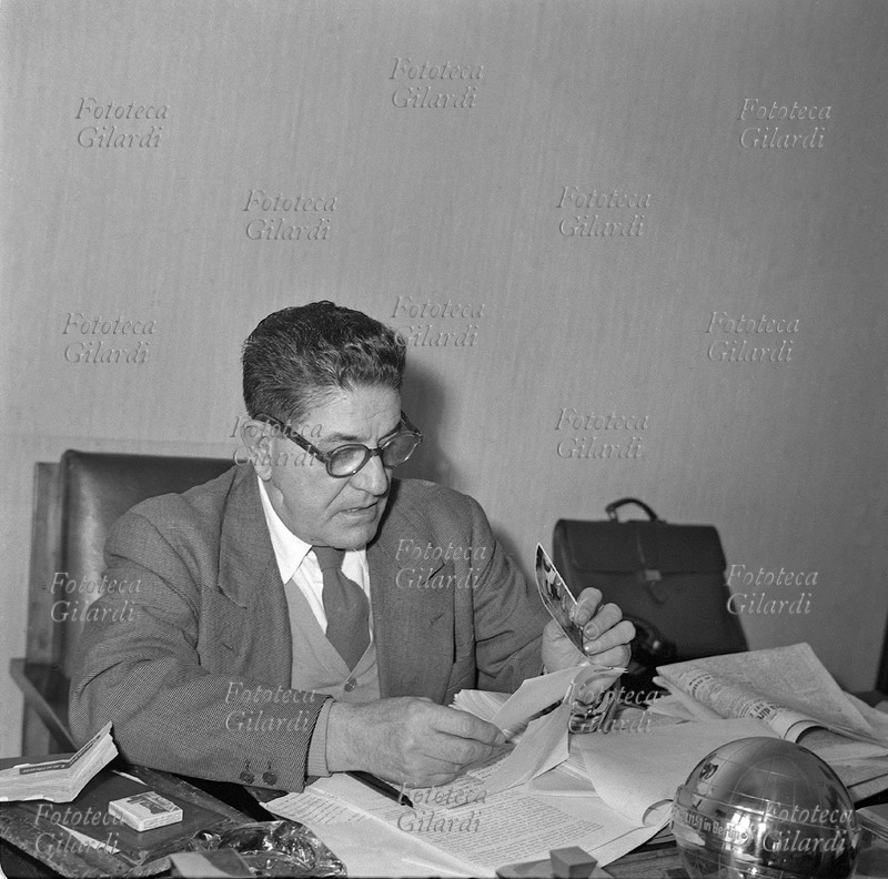 Giuseppe DI VITTORIO (11 agosto 1892 – 3 novembre 1957) ritratto alla sua scrivania mentre esamina delle fotografie. Militante nel Partito Socialista fino al 1924, aderì poi al Partito Comunista. Fu segretario generale della CGIL (1945-1957) e della Federazione sindacati mondiali (1949-1957). Fotografia di Ando Gilardi (1921 - 2012) #andogilardi, Italia 1955 circa.