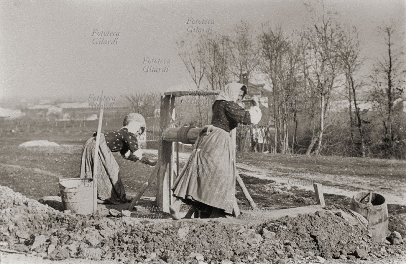 MILANO inizio XX secolo. Donne ai lavori agricoli nei campi in periferia mentre raccolgono l\
