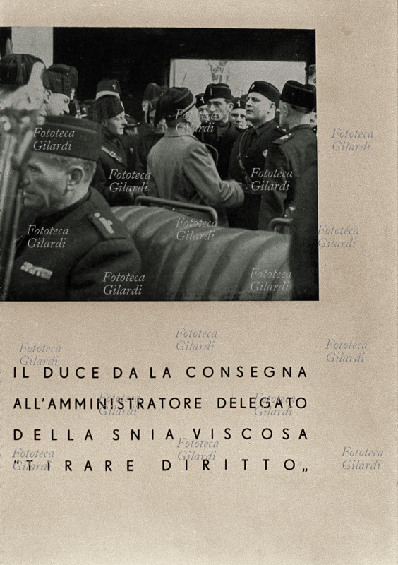 FASCISMO Industria tessile: Benito Mussolini (29 luglio 1883 – 28 aprile 1945) in visita alla SNIA Viscosa si congratula con l\
