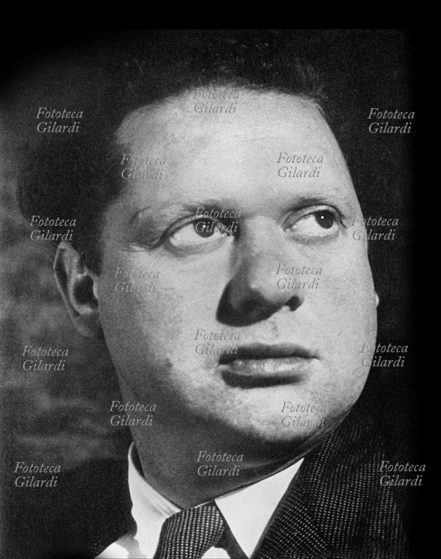 Dylan THOMAS (1914-1953) poeta inglese. Scrisse poesie, saggi, epistole, sceneggiature, racconti autobiografici e un dramma teatrale dal titolo \
