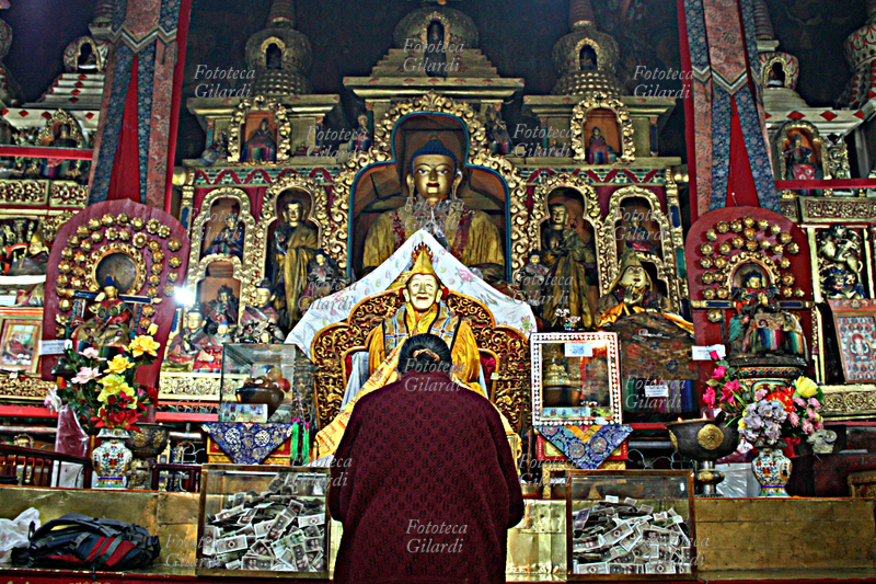 TIBET Momento di preghiera nel Monastero di Drepung, nei pressi di Lhasa (Regione Autonoma del Tibet, Cina) maggio 2009