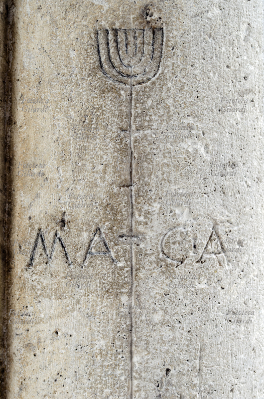 MISURA DI LUNGHEZZA Braccio di Spilimbergo, detto "Macia", antica unità di misura (circa 88 centimetri) in uso locale fino dal XV secolo per misurare la stoffa: lo strumento simbolo di una città dedita al commercio e allo scambio. Nel bando del 1439 si legge: "Niun venda o misuri al di fuori della piazza prescrivendosi la \