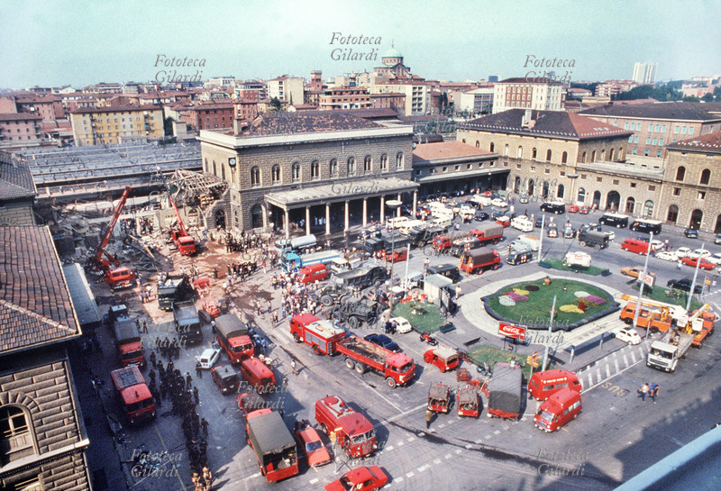 STRAGE di BOLOGNA Il 2 agosto 1980 alle 10,25 una bomba di eccezionale potenza scoppia nella sala dattesa di seconda classe della stazione delle ferrovie dello Stato a Bologna. Lesplosione investe anche alcuni vagoni fermi sotto la pensilina, provoca una strage: 87 morti e 177 feriti. Veduta generale della Stazione con le ambulanze e i mezzi dei pompieri che prestano soccorso.