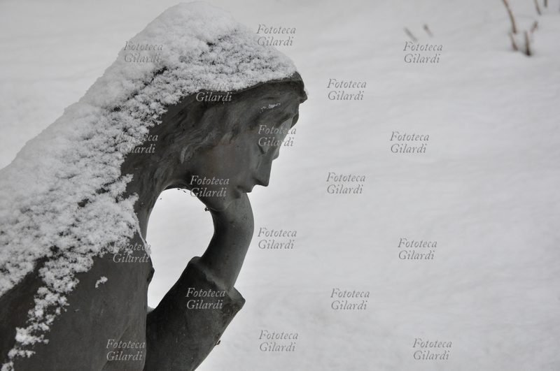 MALINCONIA DELLA NEVE statua rappresentante una giovane donna maliconica inginocchiata nella neve. Scultura, Ponzone (AL), 2010