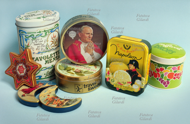 COLLEZIONISMO - scatole di caramelle. Varie scatole di latta litografate con forme e decorazioni diverse; due di queste hanno un ritratto di personaggi famosi: Napoleone Bonaparte e Papa Giovanni Paolo II. Varie nazionalità, XX secolo