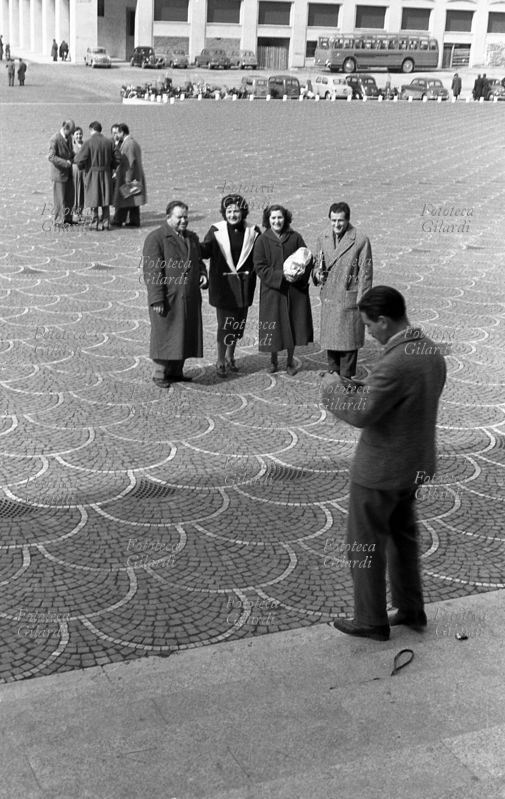 IV CONGRESSO della CGIL Alcuni partecipanti posano per una fotoricordo sulla piazza antistante il Palazzo dei Ricevimenti e dei Congressi, l\