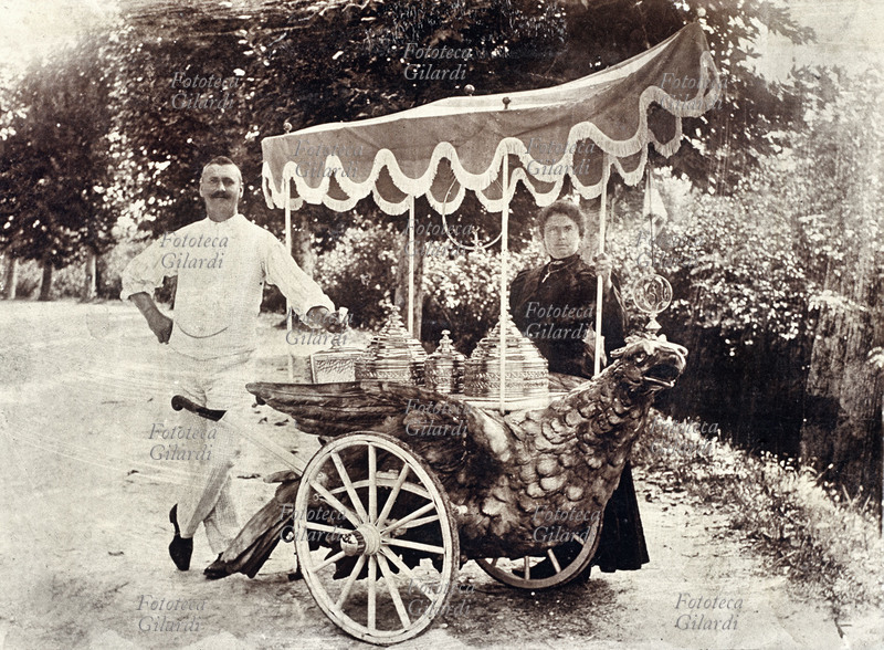 MESTIERI Gelataio ambulante con la moglie, ed il suo bellissimo carrettino a forma di colombo ad ali spiegate; all\