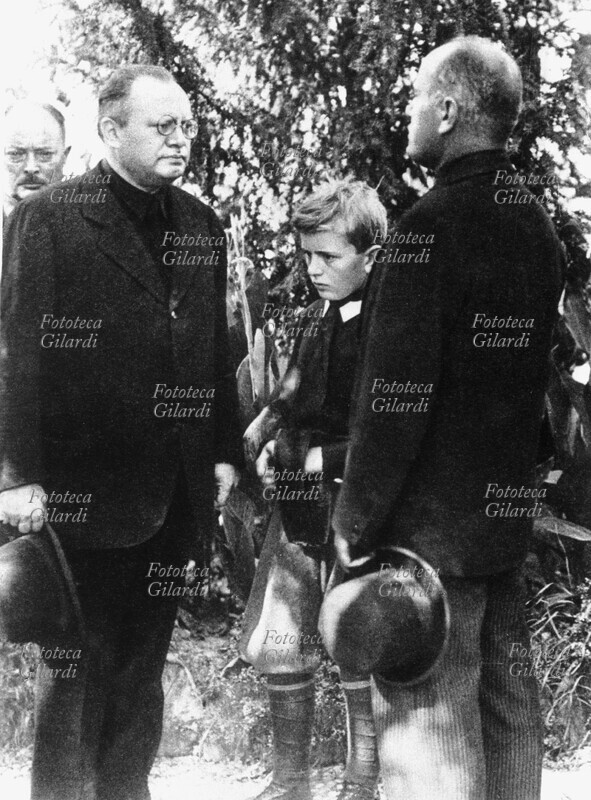 ITALIA Arnaldo Mussolini (11 gennaio 1885 – 21 dicembre 1931) con il fratello maggiore Benito (29 luglio 1883 – 8 aprile 1945) e il nipote Bruno (22 aprile 1918 – 7 agosto 1941), futuro aviatore, ai funerali del figlio Sandro Italico (1º luglio 1910 – 20 agosto 1930). Italia, agosto 1930.