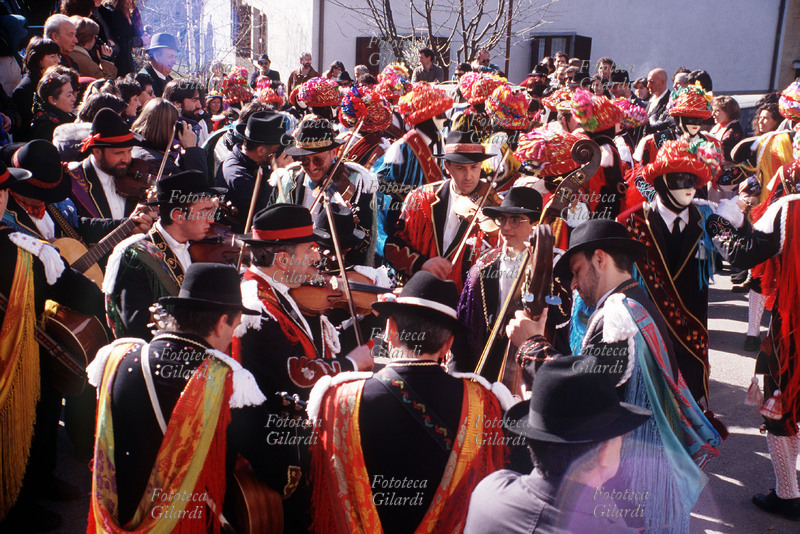 CARNEVALE BAGOLINO La Compagnia dei suonatori del carnevale di Bagolino (Brescia), composta da violini, chitarre e bassetto, accompagna la danza rituale dei \