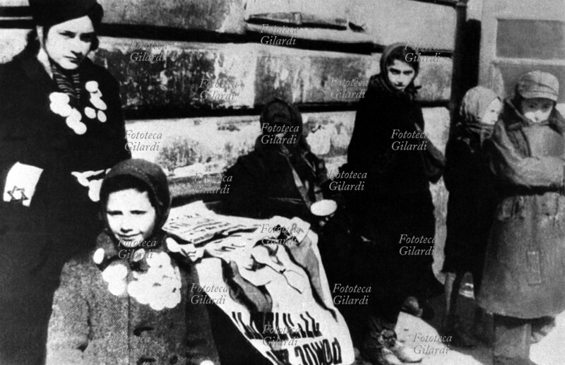 ANTISEMITISMO Tavolo di raccolta per il soccorso collettivo nel ghetto di Varsavia. Polonia, 1943.